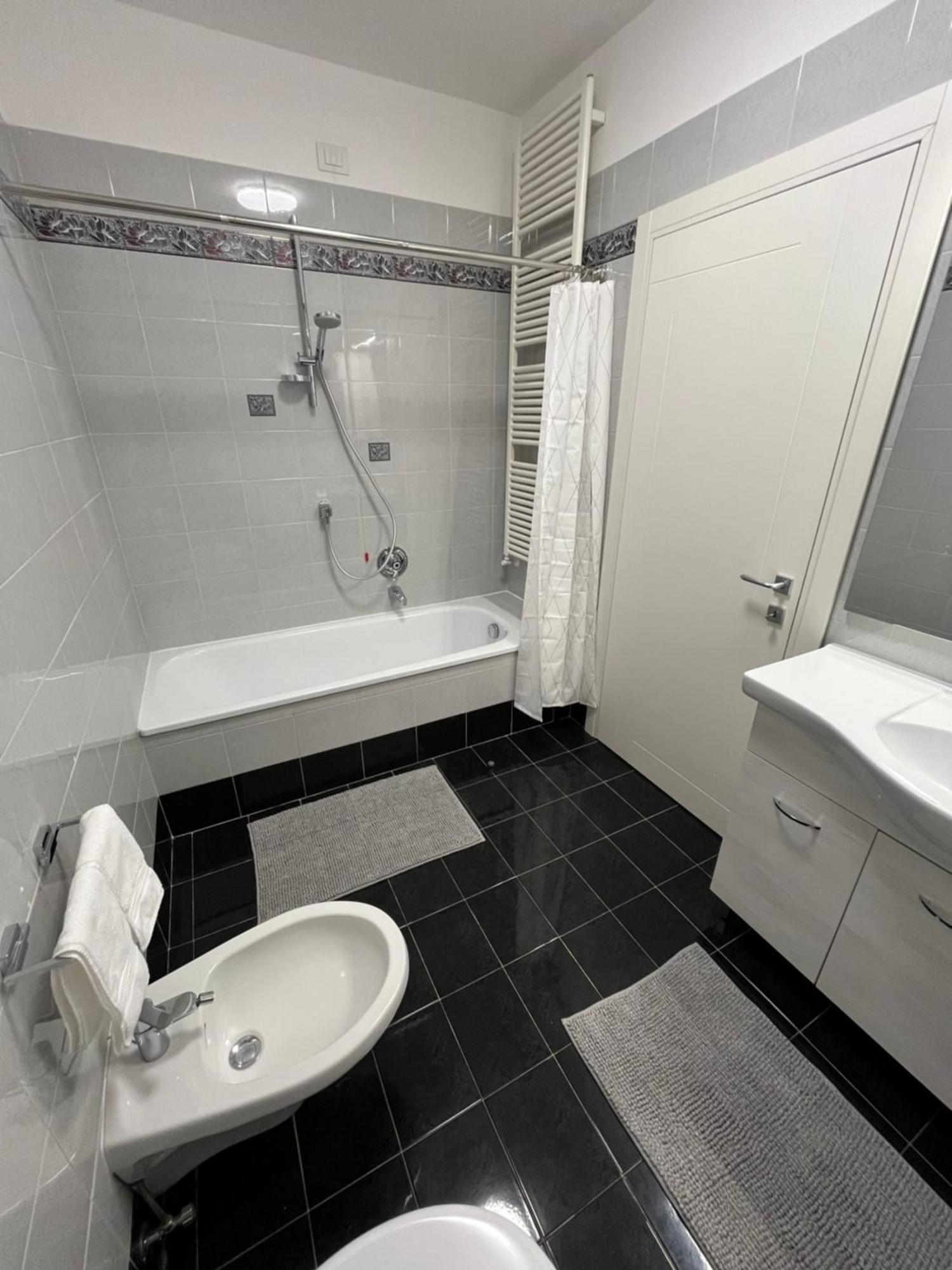 B&B Alessandro Private Room & Bathroom In Shared Apartment Arco Eksteriør billede